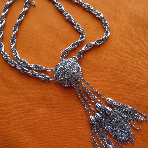 Hot vintage inspired silver- tone tassel necklace - Picture 4 of 6